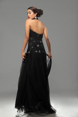 Halter_neck_sexy_black_gown