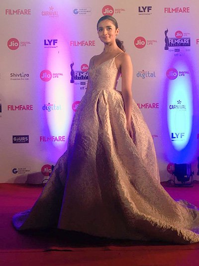 alia-bhatt-at-the-filmfare-awards-2017