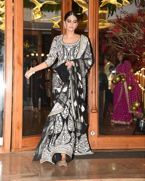 Sonam Kapoor Looks Stunning